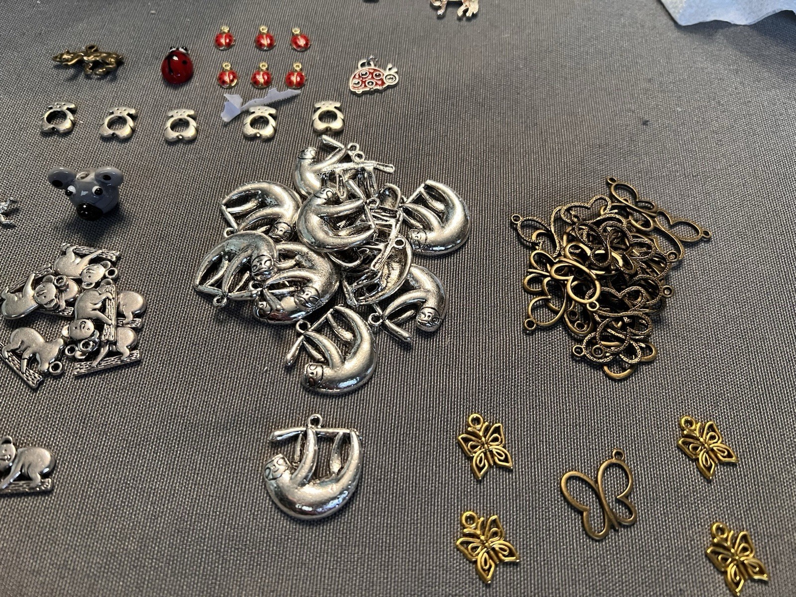 Charms lot, Animal Charms, Bugs, Cats, Giraffe, Dog, Sloth. Jewelry making