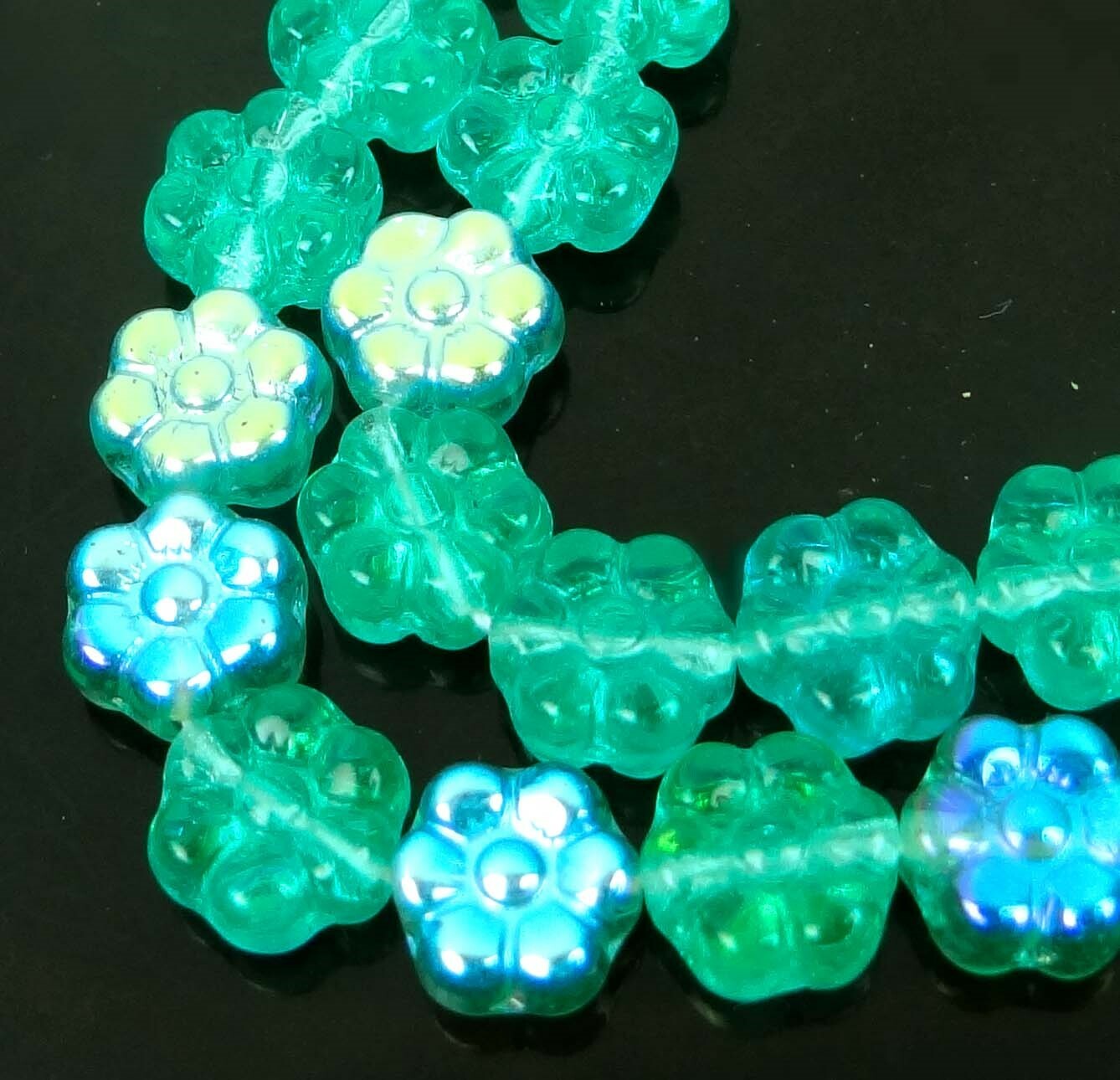 25 Czech Glass Daisy Flower Beads – Cool Mint Green AB Moonstone 8mm